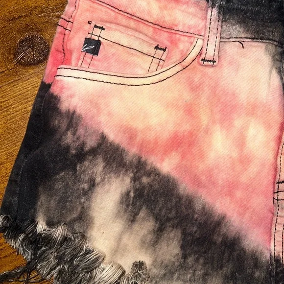 KanCan Black, Cream Red Distressed High Waist Fray Hem Jean Debim Shorts Size 27 - Picture 6 of 10